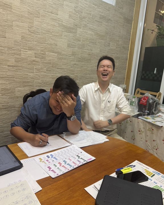 อ.ตรี หัวเราะ นั่งโค้ชนักเรียนตัวต่อตัว