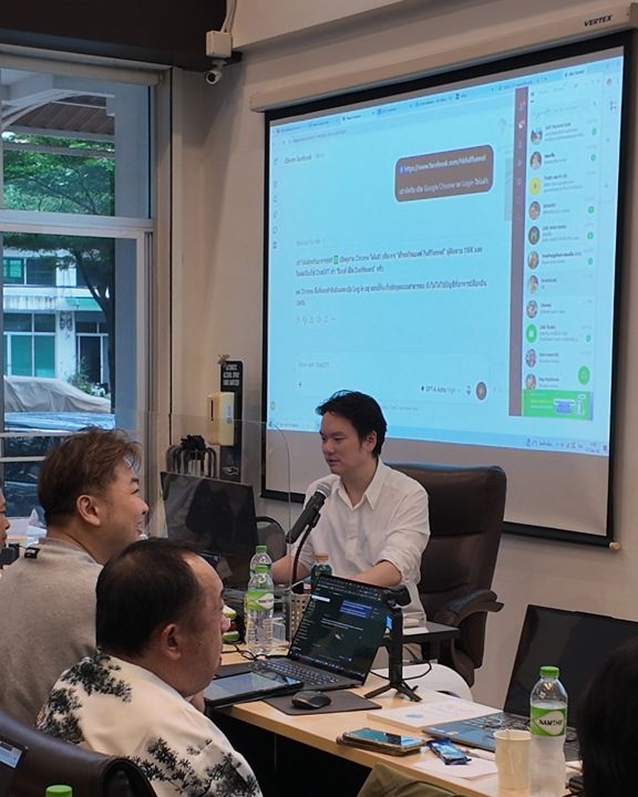 อ.ตรี นั่งสอนหน้าจอโปรเจกเตอร์