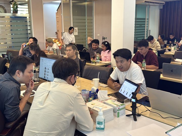 นักเรียนจับกลุ่มทำงานบนคอม